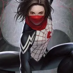 Cindy, alias Silk, se prépare à l'action dans son costume de Spiderman 2, entourée de toiles d'araignées rouges.