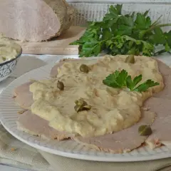 Fette di vitello tonnato veloce, guarnite con salsa tonnata, capperi e prezzemolo. Un piatto classico pronto in poco tempo.