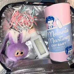Futerals na lunch z pluszowym króliczkiem i perfumami Melanie Martinez. Gdzie kupić perfumy Melanie Martinez?