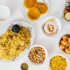 Pyszne dania, jak ryż z kurczakiem, falafel, hummus i słodkości. To wszystko może być halal, co to znaczy? To jedzenie przygotowane zgodnie z zasadami islamu.