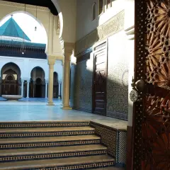 Magnifique porte sculptée menant à la cour intérieure de la Grande Mosquée de Paris. Le hammam est un lieu de sérénité.