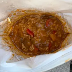En påse med torkad mat för vandring. En mustig gryta med ris, kött och grönsaker. Perfekt för en energiboost ute i naturen.