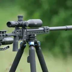 Carabine FX Panthera sur trépied, idéale pour le tir de précision. Ce modèle est une excellente option pour un catalogue carabine CZ.