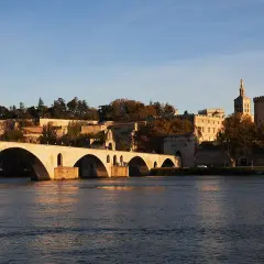 Most św. Benezeta w Awinionie nad rzeką Rodan, z widocznym Pałacem Papieskim w tle.