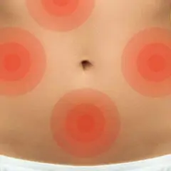 Addome con cerchi rossi concentrici che indicano dolore. Il mal di pancia da stress quanto dura è una domanda comune.