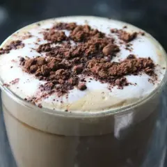 Cappuccino con schiuma soffice e cacao in polvere, un esempio di come montare il latte senza montalatte per un caffè perfetto.