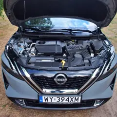 Silnik Nissan Qashqai e-POWER. Pod maską widać jednostkę napędową hybrydową.