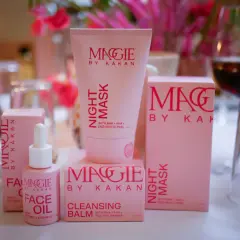 Magisk kväll med Maggie by Kakan. Hudvårdsprodukter i rosa förpackningar, nattmask, ansiktsolja och rengöring.