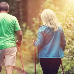 Couple en randonnée. Combien de pas par jour pour une femme de 65 ans ? L'activité physique est essentielle pour rester en forme.