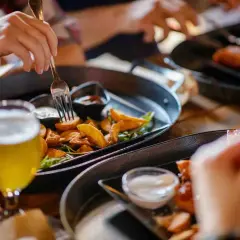 Disfrutando de patatas y cerveza en un gastro bar.