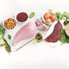 Produkty bogate w selen: wątróbka, jajka, brokuły, migdały, czosnek, płatki owsiane, szpinak, fasola.