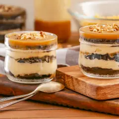 Szybkie desery na zimno w pucharkach: warstwy kremu, ciastek i karmelu, posypane orzechami. Idealne na gorące dni.
