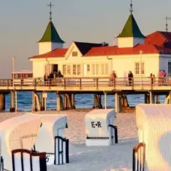 Spacerem z Świnoujścia do Ahlbecku, przez molo z restauracją i plażowe kosze.