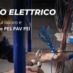 Elettricista con occhiali protettivi prepara cavi per formazione PES PAV PEI. Rischio elettrico e sicurezza sul lavoro.