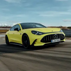 Żółty Mercedes-AMG GT 63 S E Performance na torze wyścigowym, dynamiczna jazda.