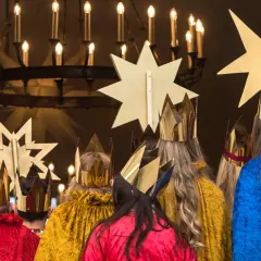 Sternsinger in goldenen Kronen und bunten Gewändern, bereit für den 7. Januar, das Weihnachtsfest.