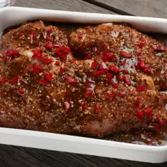 Mięso na uroczysty obiad w marynacie z chili i przyprawami, gotowe do pieczenia.