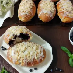 Prosty przepis na pyszne i pulchne jagodzianki z kruszonką i lukrem. Idealne na deser lub śniadanie.