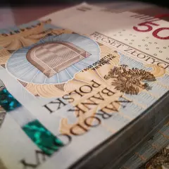Stos polskich banknotów 500 złotych.