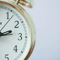 Zegar Timex odmierza czas. Ile się czeka na odpis wyroku rozwodowego? Czekanie może być długie.