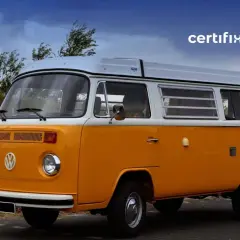 Autocar camperizado Volkswagen T2 naranja y blanco, listo para una aventura.