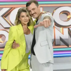 Para z uśmiechem pozuje na tle napisu "Koło Fortuny".