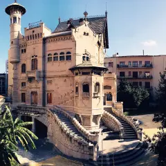 Villa Florio, un gioiello di liberty siciliano, con la sua torre e le scenografiche scale esterne.