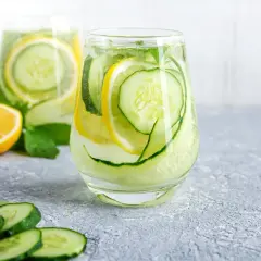 Orzeźwiająca, sassy water z cytryną i ogórkiem, ozdobiona listkami mięty. Idealna na upalne dni.