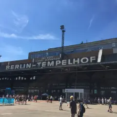 Människor samlas framför den ikoniska byggnaden för Berlins gamla flygplats, Tempelhof.