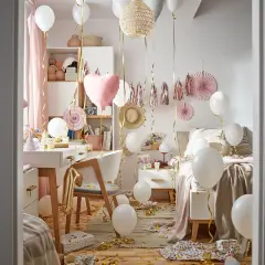 Pokój udekorowany balonami i girlandami, idealny na parapetówkę. Zastanawiasz się, co kupić na parapetówkę? Oto inspiracja!