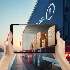 Hände halten Tablet mit LKW-Ladung Paketen. Digitale **tracking spedition** für effiziente Logistik.