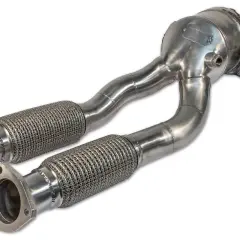 Sistema de escape de acero inoxidable con dos flexibles y un catalizador. El downpipe es una pieza clave para el rendimiento.