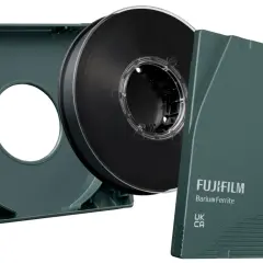 Taśma magnetyczna Fujifilm LTO-9, z obudową i pustym pojemnikiem. To zaawansowany magazyn danych, gotowy do archiwizacji.