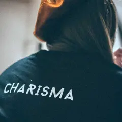 Osoba w bluzie z napisem "CHARISMA" na plecach. To właśnie charyzma co to znaczy?