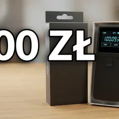 Alkomat w opakowaniu na drewnianym tle z napisem "500 zł".