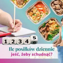 Kobieta z radością pokazuje za duże spodnie, obok kostki z cyframi i pudełka z jedzeniem. Ile posiłków dziennie jeść, żeby schudnąć?