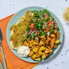 En tallrik med panerad torsk, krispiga potatisbitar, en fräsch sallad och en klick majonnäs. Ett perfekt torsk recept för en god middag.