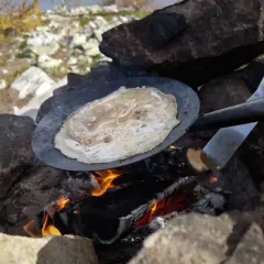 Kolbullar steks över öppen eld. Enkel recept för friluftsliv.