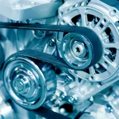 Dettaglio di un motore con cinghie dei servizi. Immagine utile per capire come sostituire cinghia servizi.