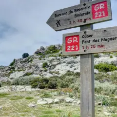 Señalización de rutas de montaña GR 221, indicando el camino a Barranc de Biniaraix y Font des Noguer.