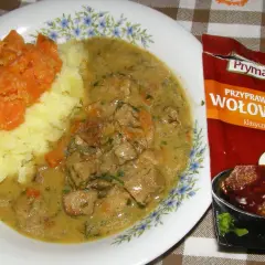Pyszny gulasz wołowy z ziemniakami i marchewką, obok przyprawa Prymat. Czy kark wołowy nadaje się na gulasz? Tak!