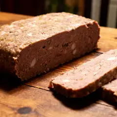 La terrine de sanglier de ma grand-mère, une recette traditionnelle savoureuse, est prête à être dégustée.
