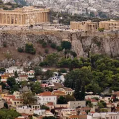 Akropolis reser sig över ett kluster av hus, en påminnelse om historien som finns i restauranger i Aten.