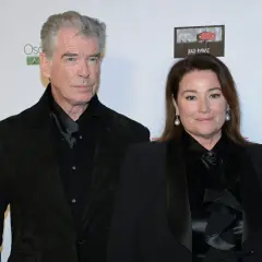 Pierce Brosnan z żoną Keely Shaye Smith na czerwonym dywanie. Elegancka para w czarnych strojach.