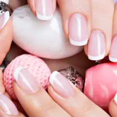 Manicure french co to? Historia, technika i zalety stylizacji paznokci