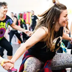 Jak wygląda taniec zumba – poznaj ruchy i radość z tańca
