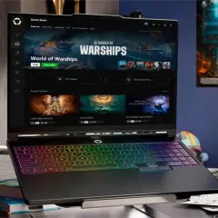 Gaming-Laptop mit beleuchteter Tastatur, zeigt "World of Warships" im Game Store. Ein Intel Panther Lake Prozessor sorgt für flüssiges Gameplay.