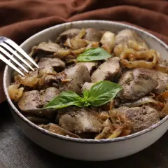 Co pasuje do smażonej wątróbki? Odkryj najlepsze dodatki i smaki