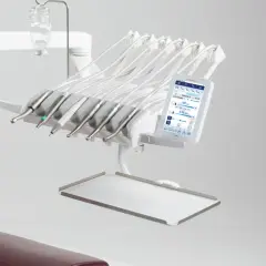 Nowoczesny, wieloczynnościowy aparat dentystyczny z dotykowym ekranem i zestawem narzędzi gotowych do pracy.