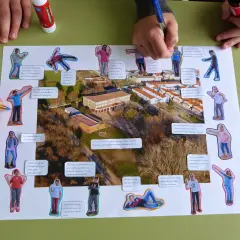 Un collage escolar sobre un colegio, con fotos de alumnos y descripciones. El **libro viajero guardería** es un proyecto que fomenta la creatividad.